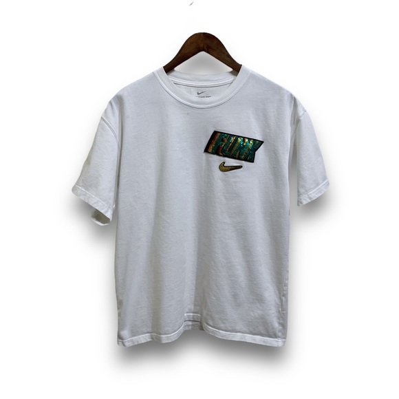 Nike Women's Sequin Logo T Shirt White 

Size‎ Medium
Measurements 22 x 26 - Picture 1 of 5